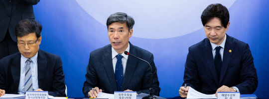 박구연(가운데) 국무조정실 1차장이 15일 오전 서울 종로구 정부서울청사에서 열린 후쿠시마 원전 오염수 방류 관련 일일 브리핑에 참석해 전날 우리 정부와 국제원자력기구(IAEA)와 나눈 후쿠시마 1차 방류에 대한 화상회의 결과를 설명하고 있다.  연합뉴스